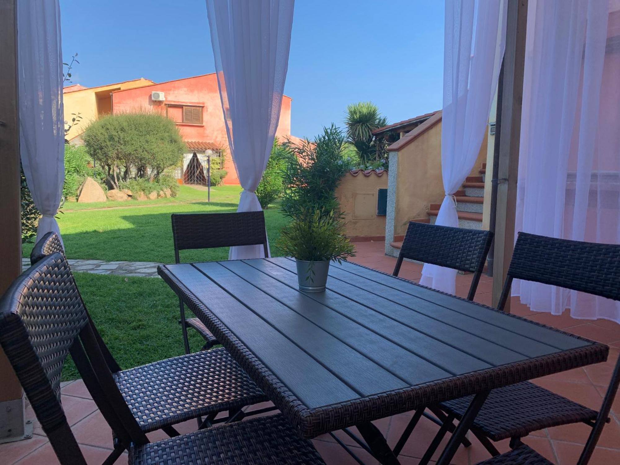Casa Smeralda: Con Giardino E Vicino Al Mare Punta Molara Luaran gambar
